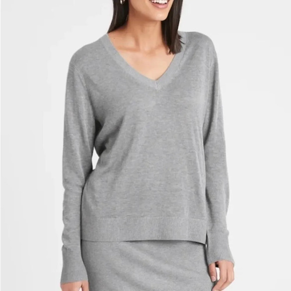 Banana Republic V-Neck Sweater - Picture 3 of 11